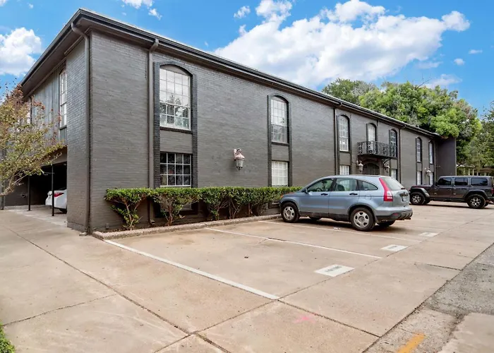 Blue Shark *E10* @ Midtown Vibrant King Studio Houston