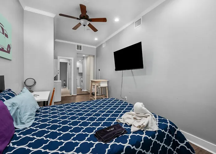 Modern & Chic Montrose Studio - Prime Location & Free Parking Houston