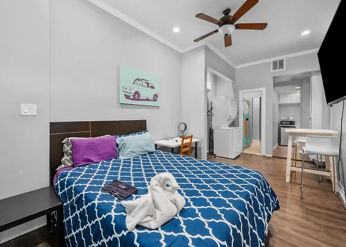 Modern & Chic Montrose Studio - Prime Location & Free Parking Houston
