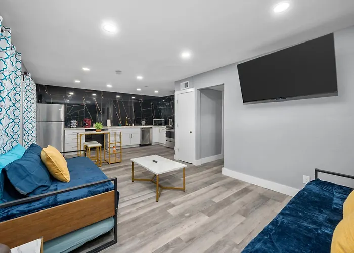 Chic Heights Retreat With Pool And Free Parking Apartment Houston