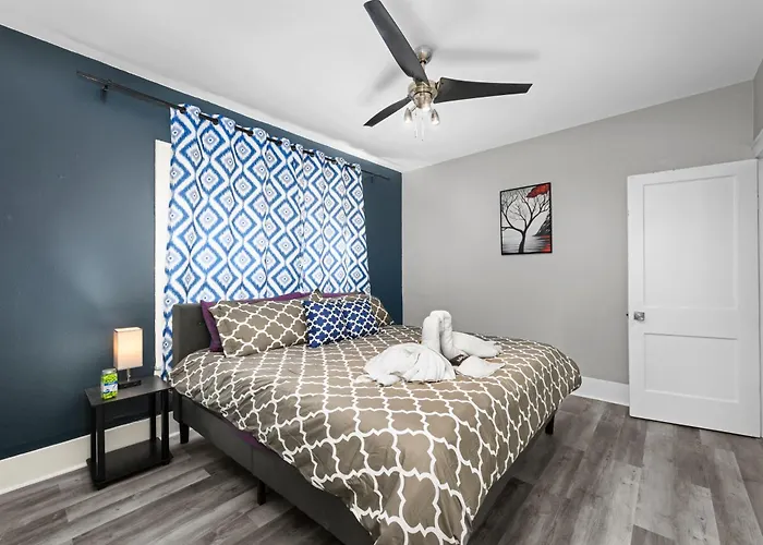 Spacious Montrose Apartment Close To Downtown Houston