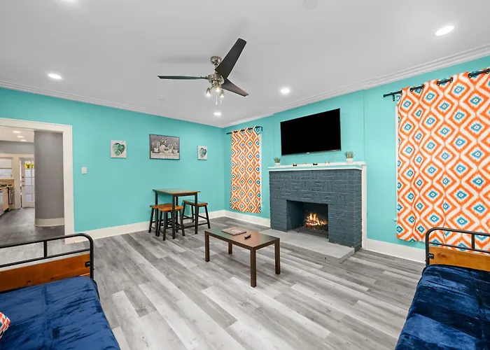 Spacious Montrose Apartment Close To Downtown Houston