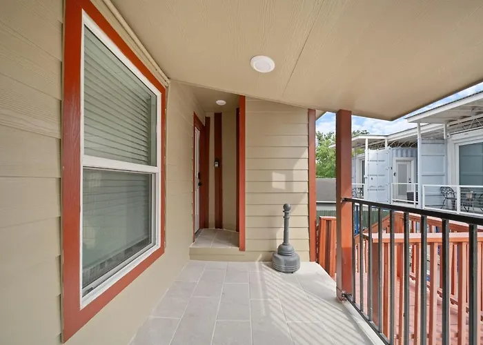 Mediterranean Villa #5 At East Downtown Houston