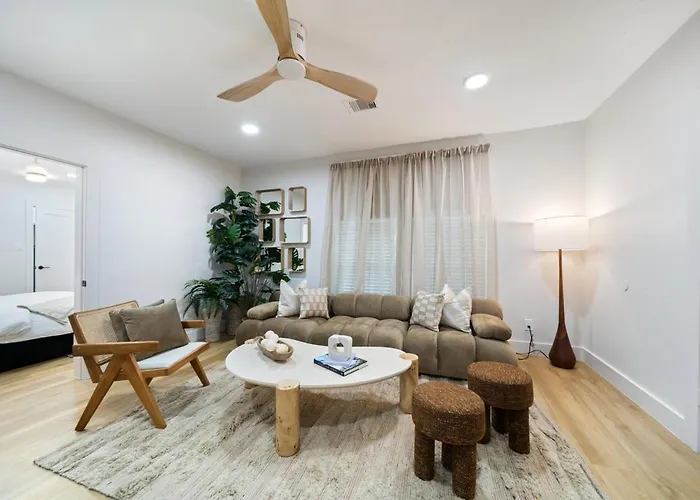 Mediterranean Villa #5 At East Downtown Houston
