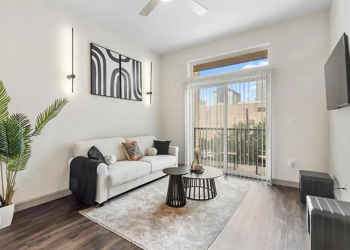 Downtown Modern Elegance Suite With Free Parking, Pool, Wifi And A King Bed Houston