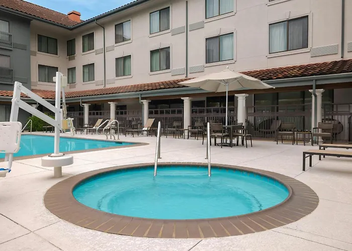 Courtyard By Marriott Houston Rice University