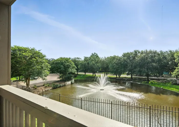 Houston Lakeside Living