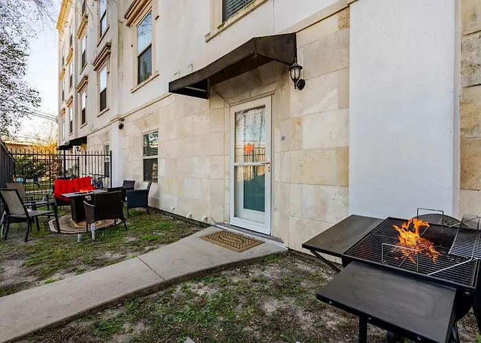 Fireside Double Kings Midtown Luxe Suite Houston
