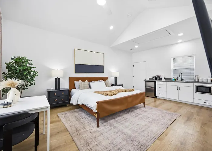 Boho-Mod Studio At East Downtown Houston