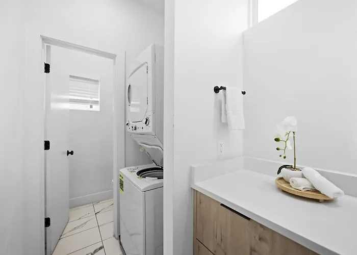 Boho-Mod Studio At East Downtown Houston