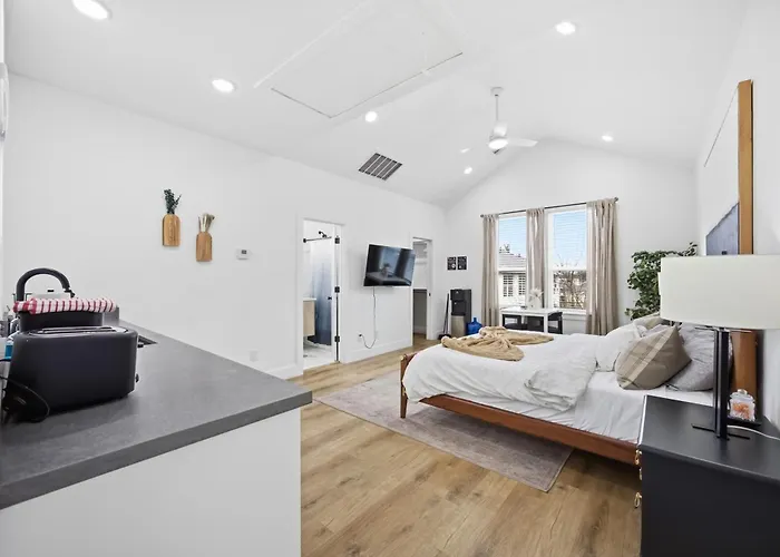 Boho-Mod Studio At East Downtown Houston