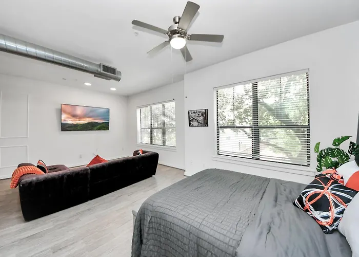 Upscale Midtown Studio Gym Pool Houston