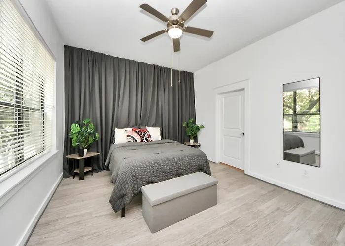 Upscale Midtown Studio Gym Pool Houston