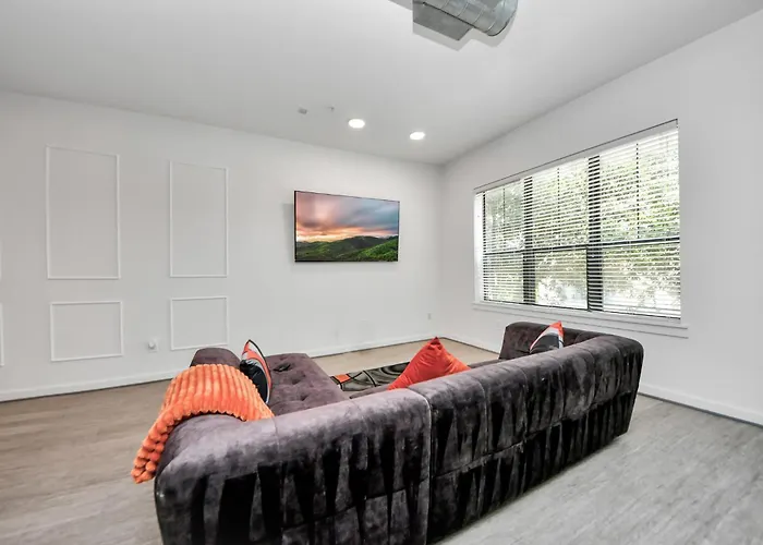 Upscale Midtown Studio Gym Pool Houston
