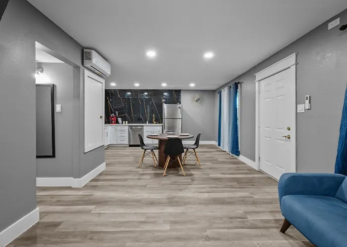 Stylish 2-Br Getaway In Heights With Pool Apartment Houston