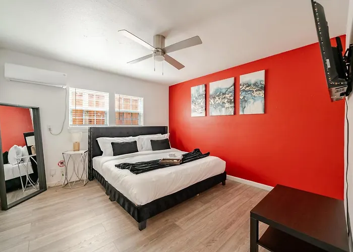 New Montrose Gem! Central To Museum District & Downtown Houston