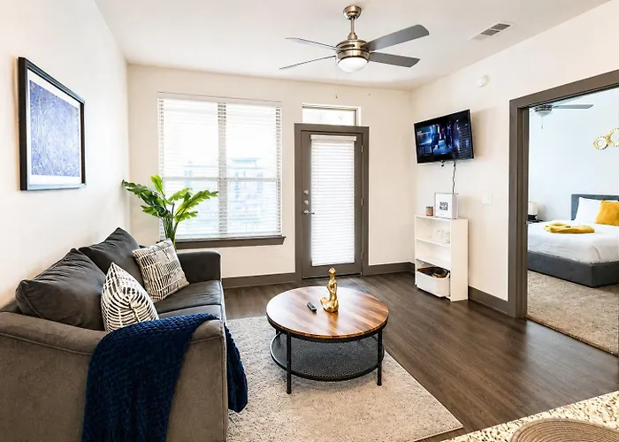 7 Min From Iah Business-Ready Condo W Pool & Wifi Houston