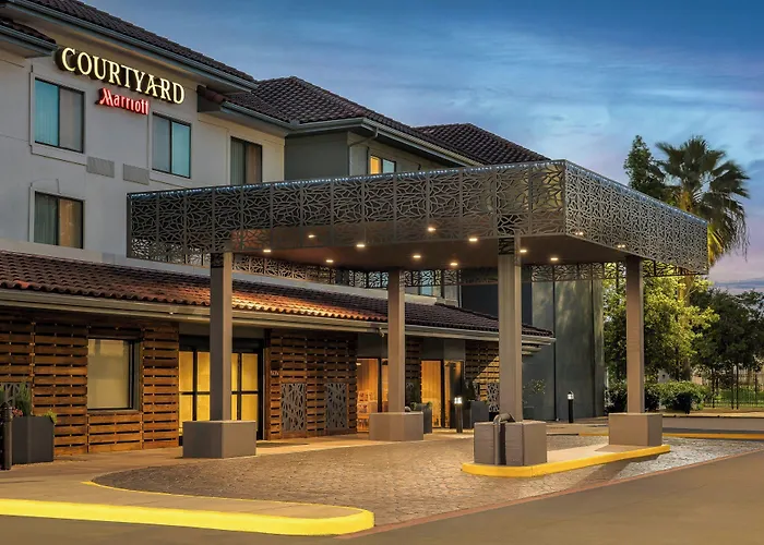Courtyard By Marriott Houston Rice University