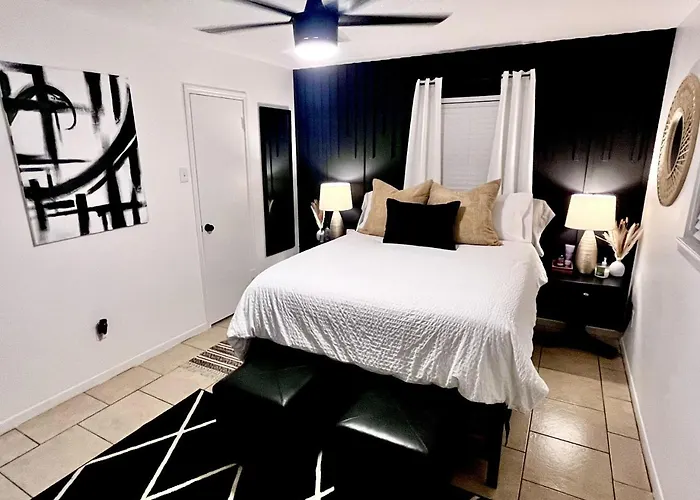 Pristine Full Sized Montrose Apartment Half Block To Menil Museum Houston