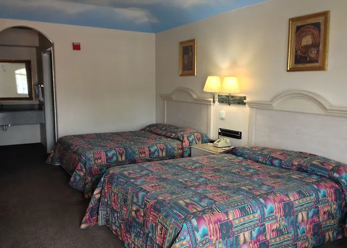 Camelot Inn And Suites Mccarty Houston